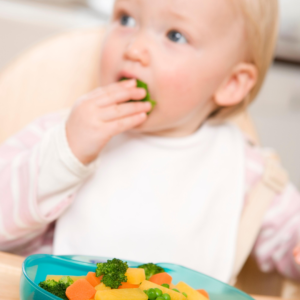 BLW: Baby isst Brokkoli selbst.